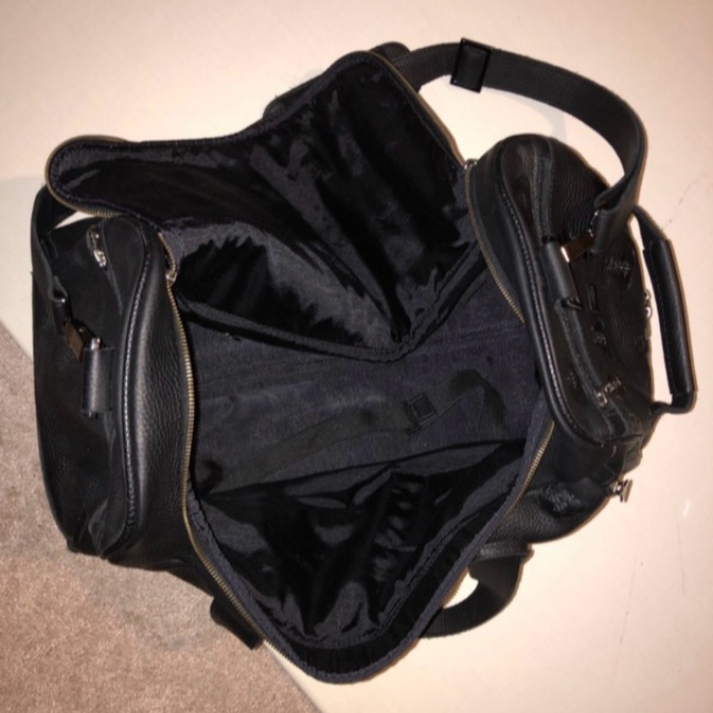 Gene Simmons Money Bag

Elegant Black Leather Men's Travel Bag
